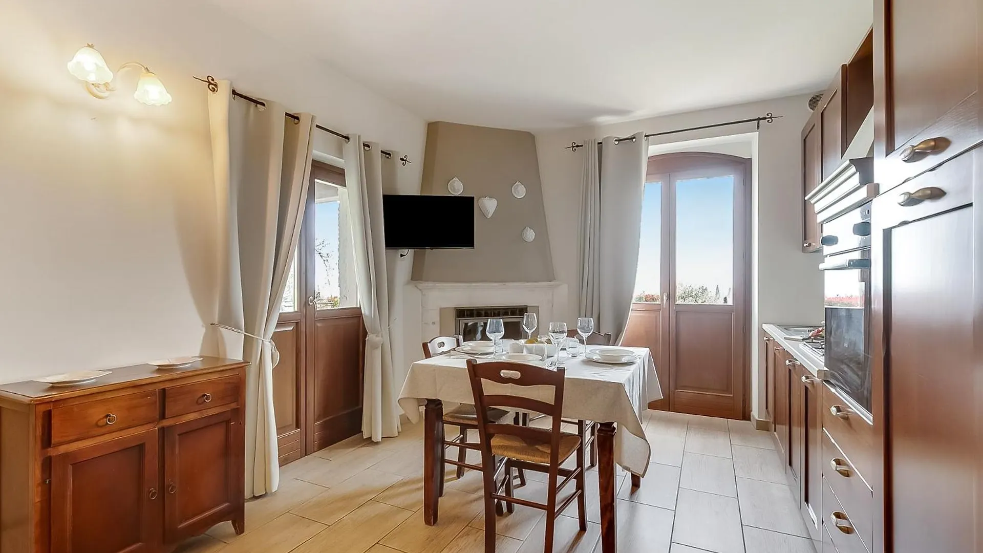 Cascina Crocelle With Lake View And Shared Pool パデンゲ・スル・ガルダ 0*,  イタリア