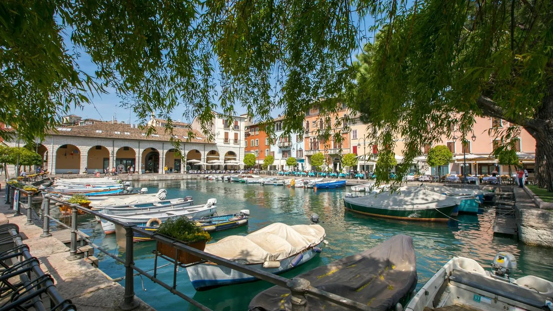 Cascina Crocelle With Lake View And Shared Pool パデンゲ・スル・ガルダ ファームステイ