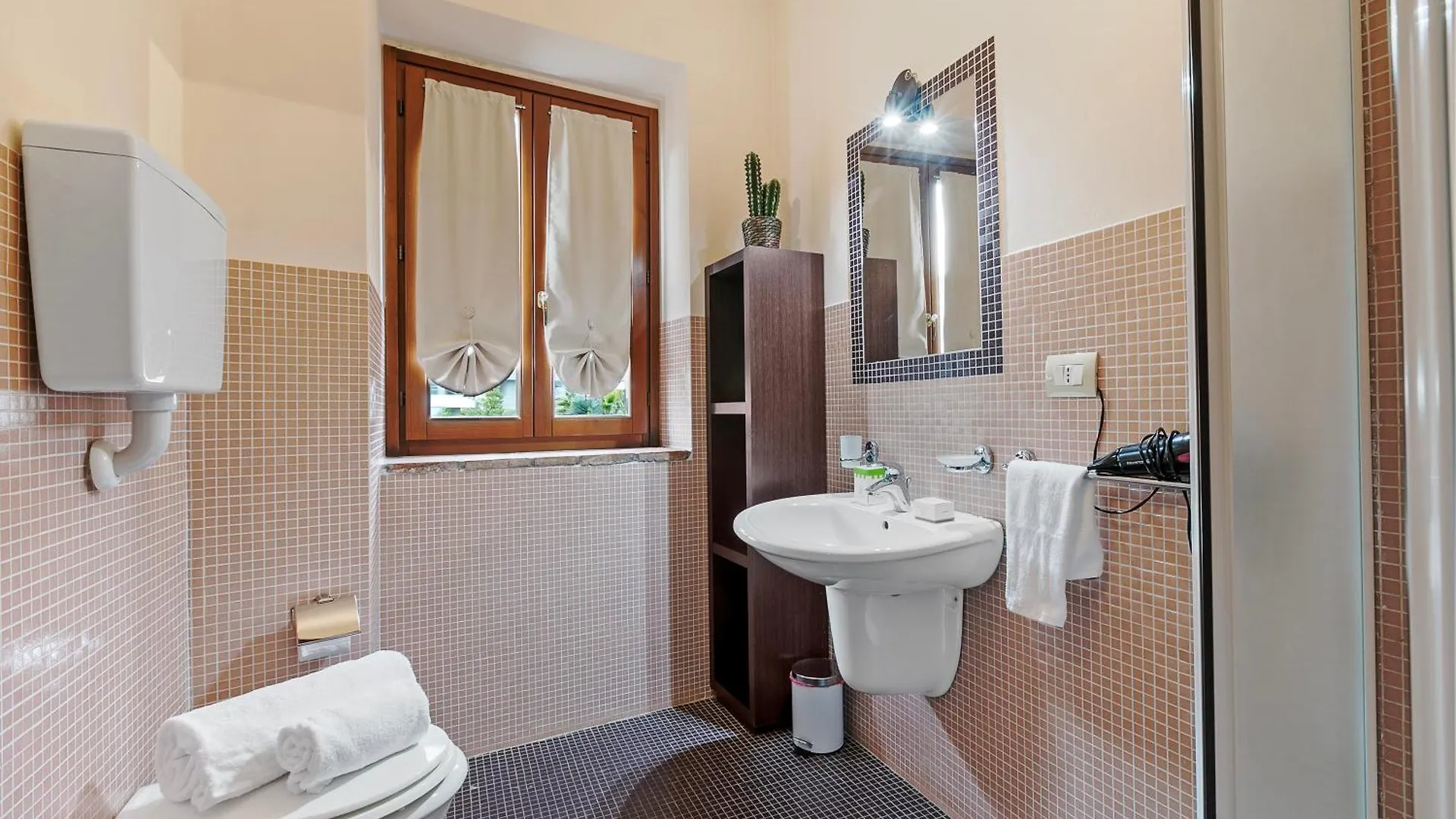 ファームステイ Cascina Crocelle With Lake View And Shared Pool パデンゲ・スル・ガルダ