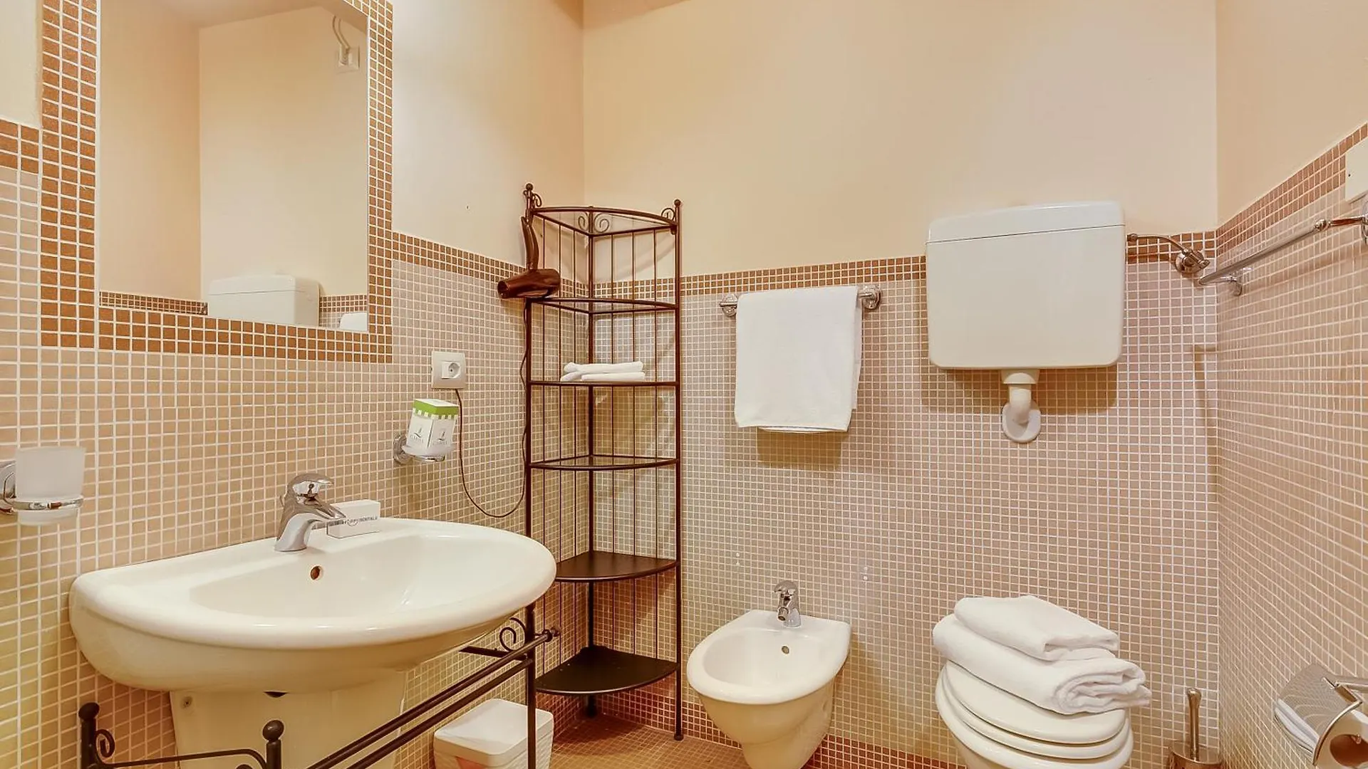 Cascina Crocelle With Lake View And Shared Pool Padenghe sul Garda Çiftlik konaklama