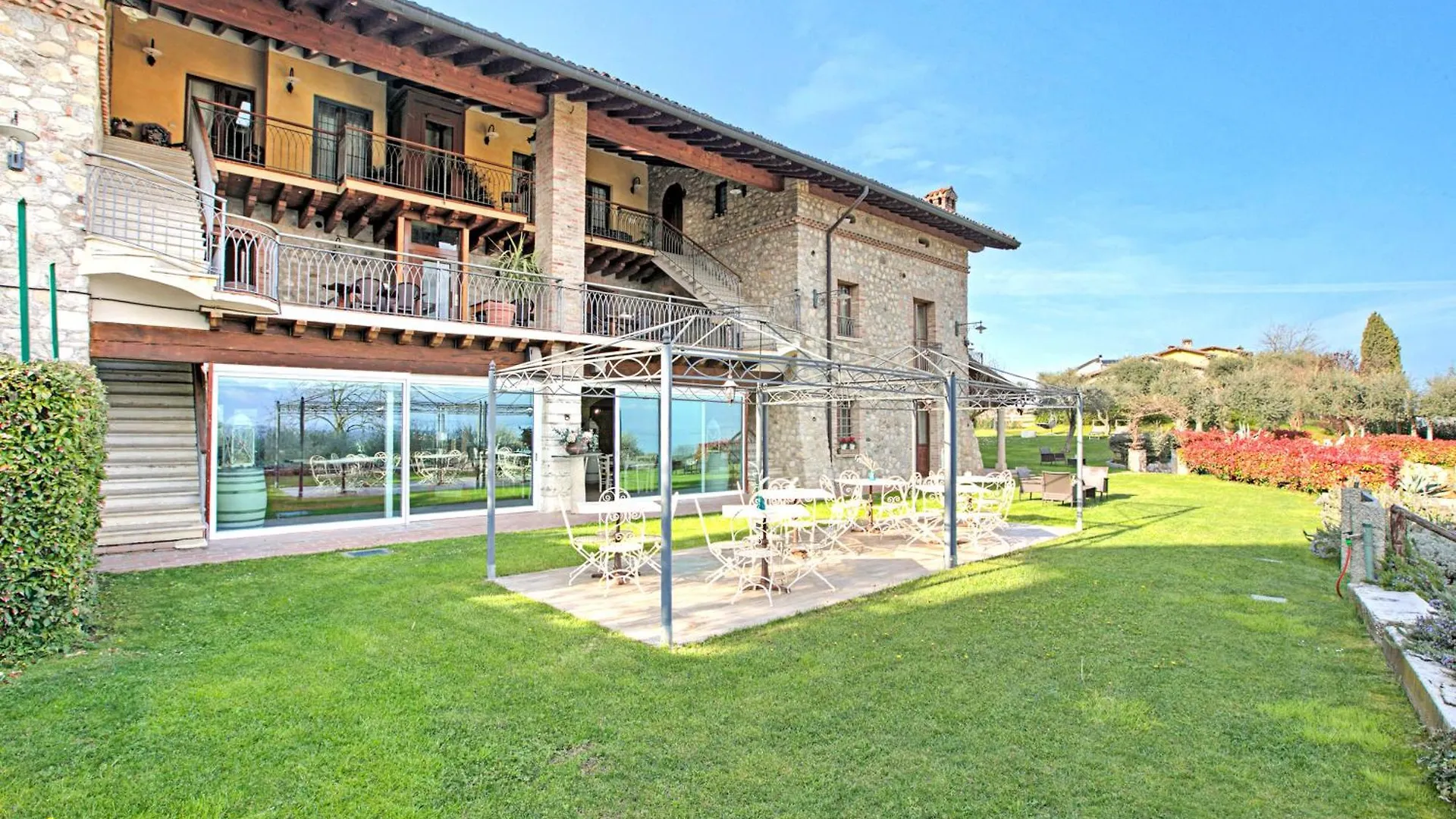Çiftlik konaklama Cascina Crocelle With Lake View And Shared Pool Padenghe sul Garda İtalya