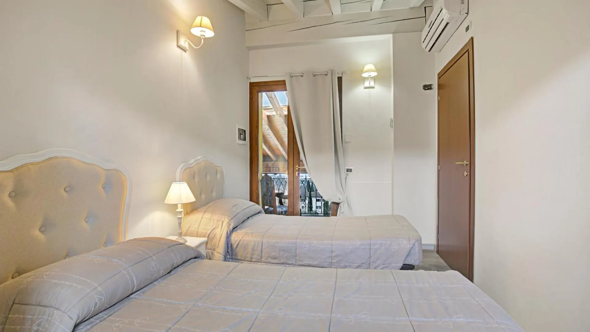 Cascina Crocelle With Lake View And Shared Pool Padenghe sul Garda Çiftlik konaklama