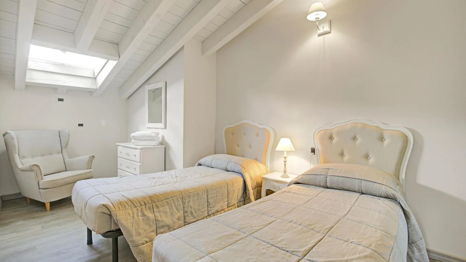 Çiftlik konaklama Cascina Crocelle With Lake View And Shared Pool Padenghe sul Garda