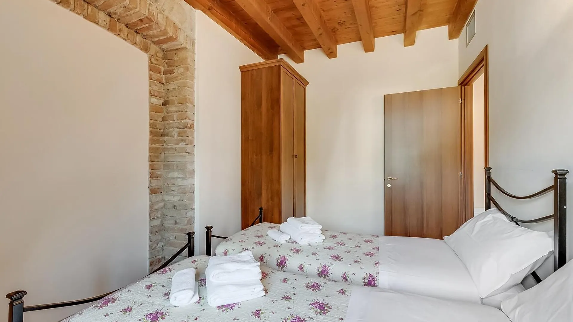 Çiftlik konaklama Cascina Crocelle With Lake View And Shared Pool Padenghe sul Garda